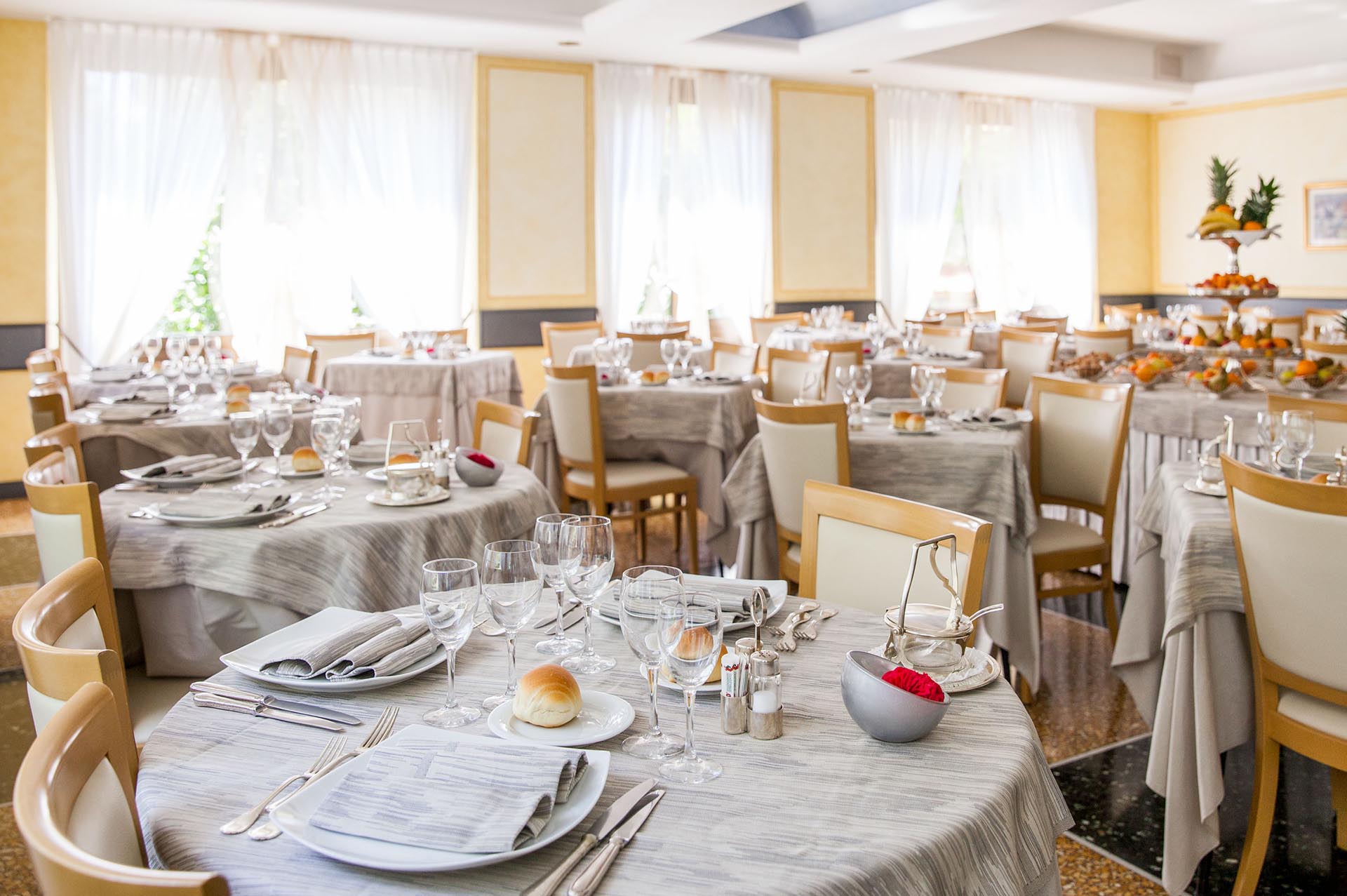 Il servizio in sala - Hotel Mediterraneo - Laigueglia (Sv)